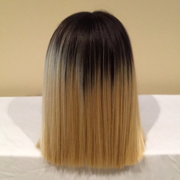 Short blonde with dark root wig - Picture 2 of 6